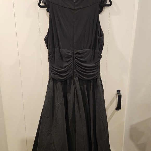 Laura Black tulle gown - Picture 2 of 13